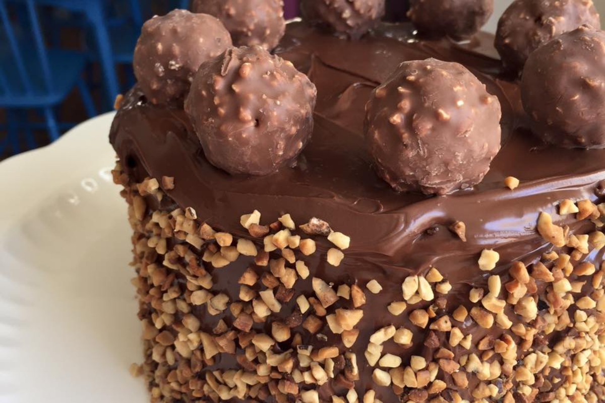 Bolo de Ferrero Rocher com Nutella e Avelã