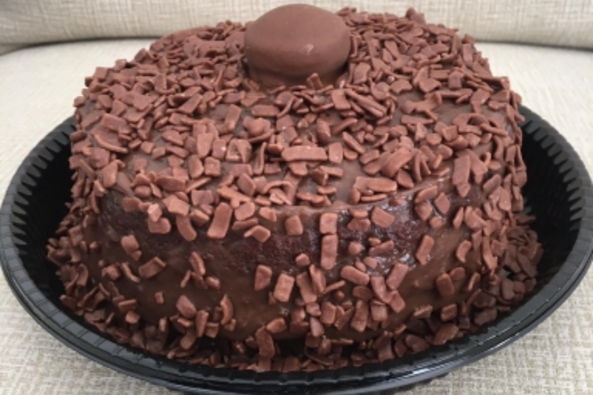 Bolo de brigadeiro com recheio de chocolate aveludado