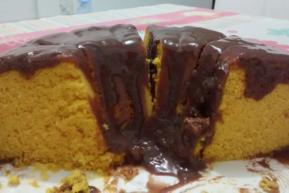Bolo de cenoura com cobertura de chocolate no micro-ondas