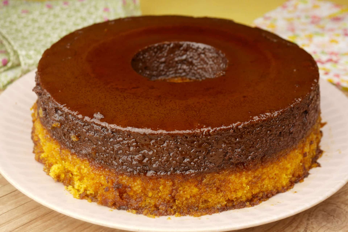 Bolo de cenoura com pudim de chocolate