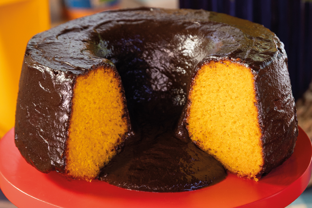 Bolo de cenoura fofinho com cobertura de chocolate