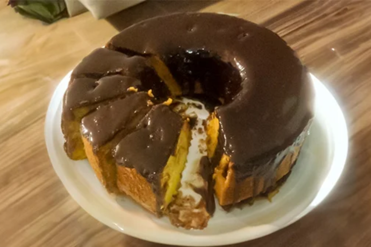 Bolo de cenoura fofinho com massa perfeita e solar