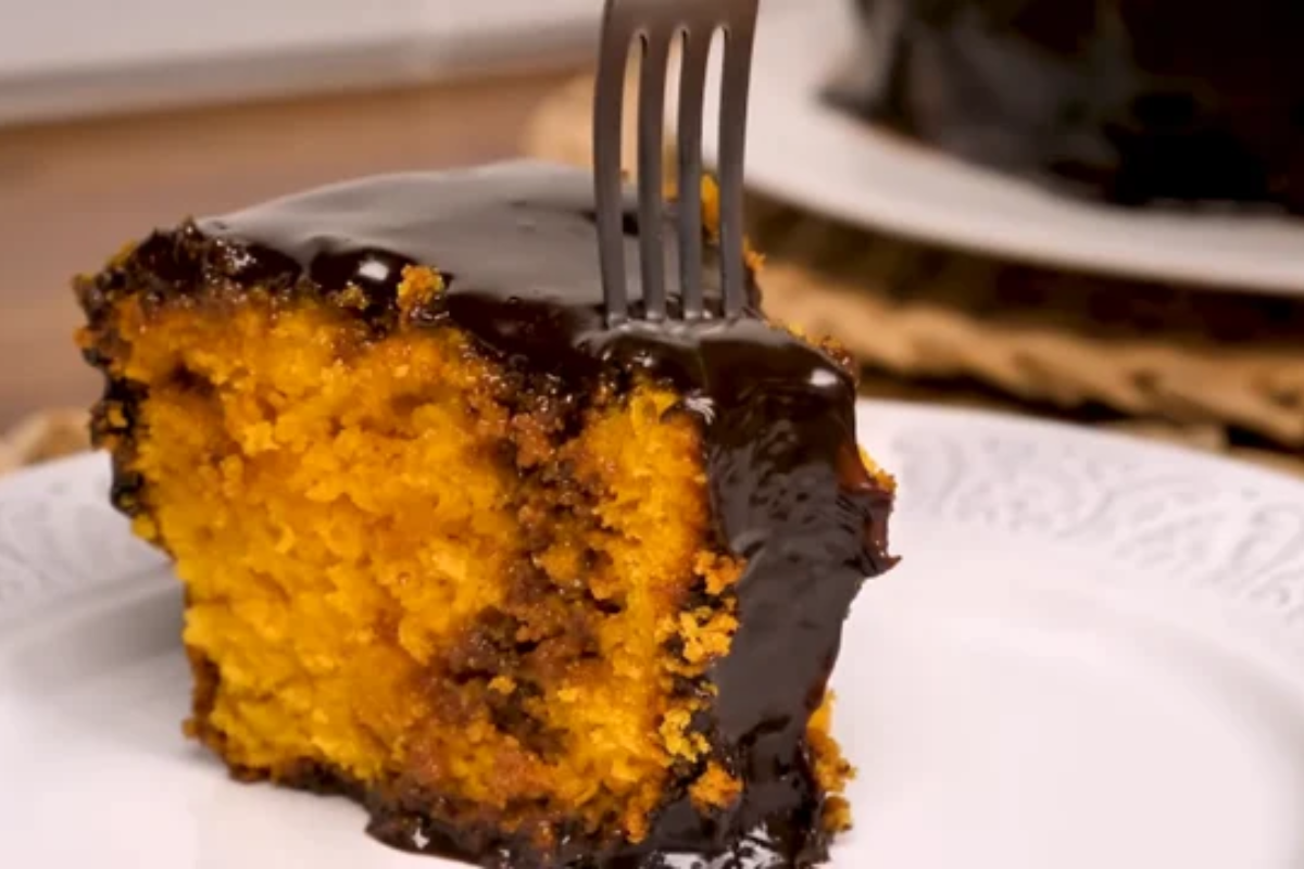 Bolo de cenoura fofinho para nunca mais solar a massa