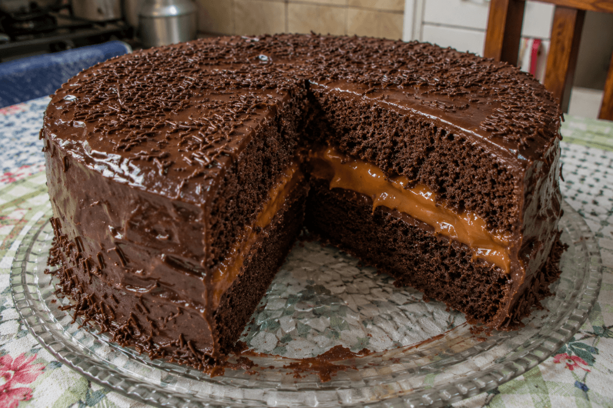 Bolo de chocolate com doce de leite profissional é uma receita recheada