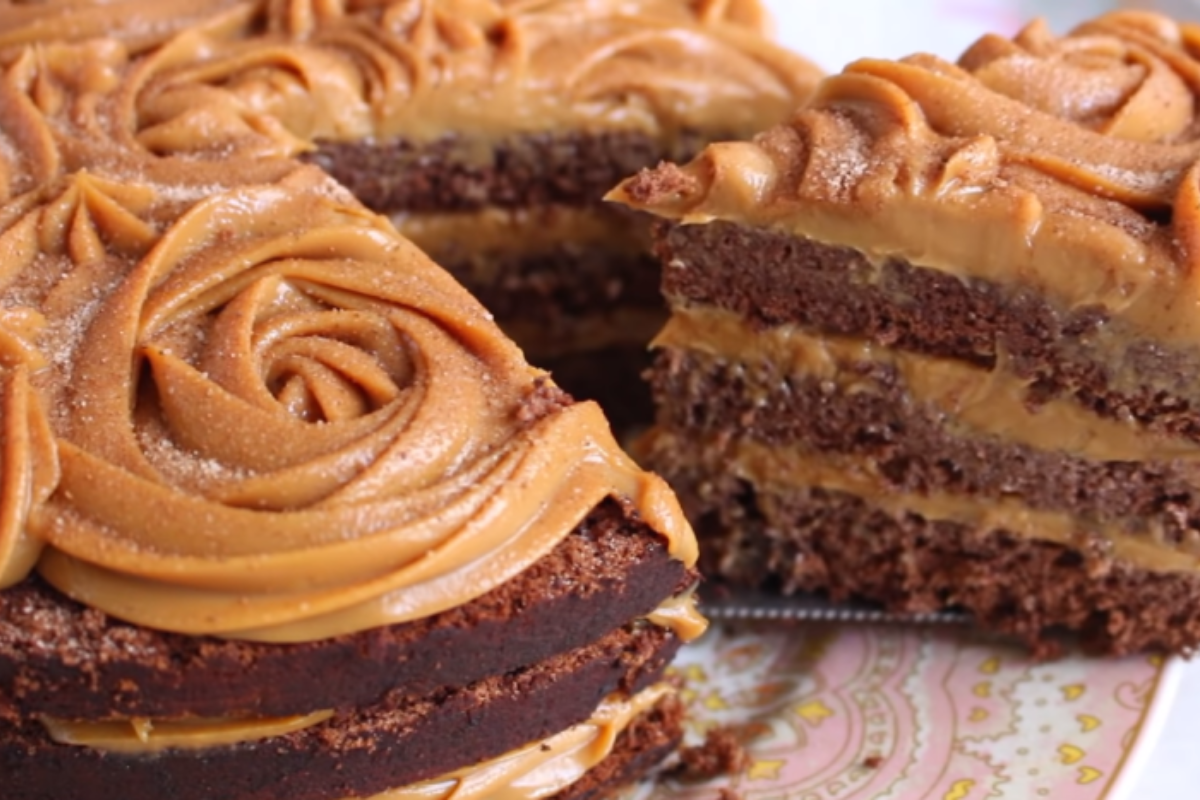 Bolo de chocolate com doce de leite profissional
