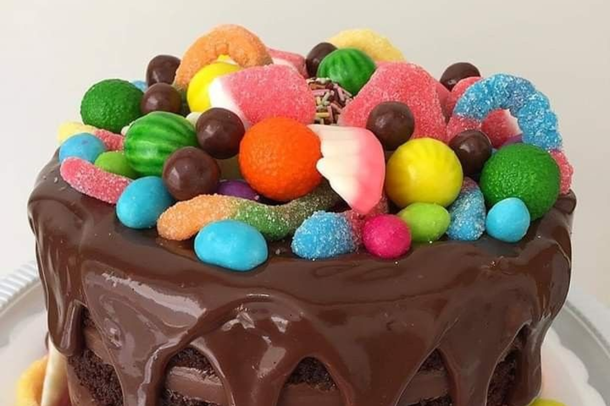 Bolo de chocolate com guloseimas inesquecível