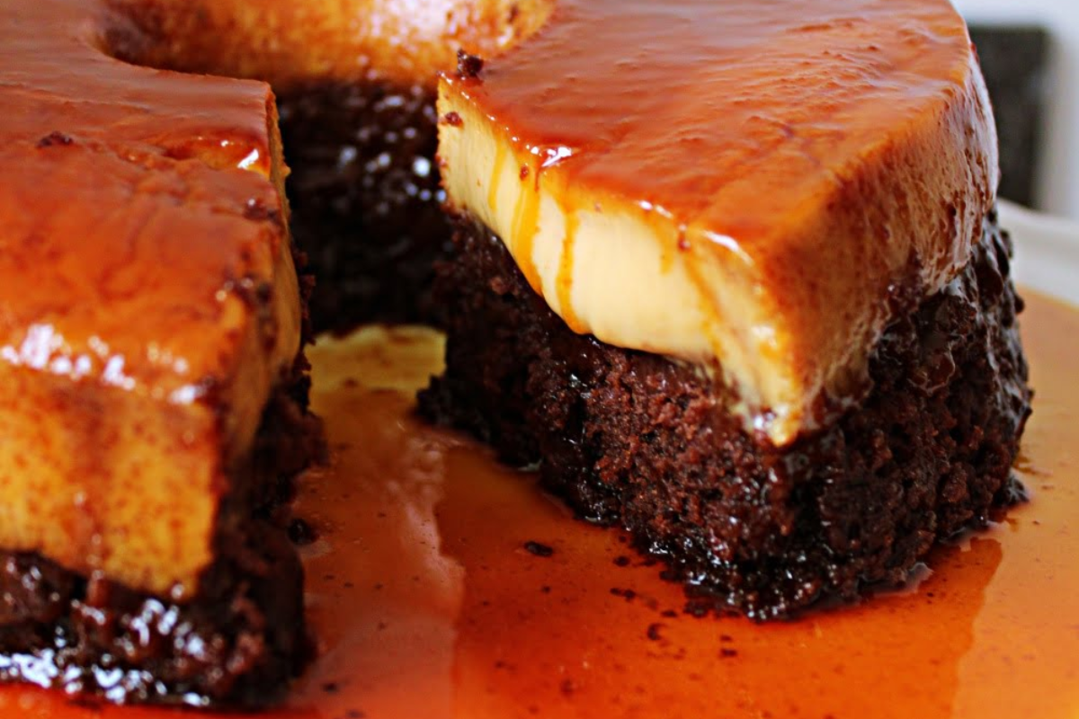 Bolo de chocolate com pudim de leite condensado