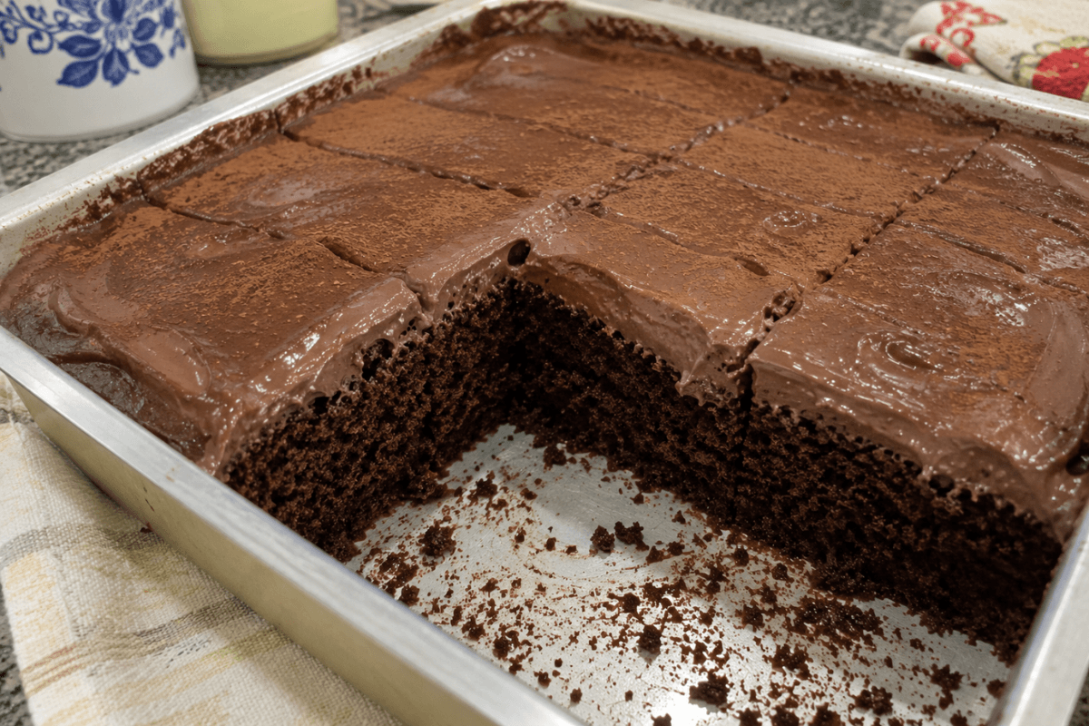 Bolo de chocolate cremoso com massa fofinha é uma receita simples