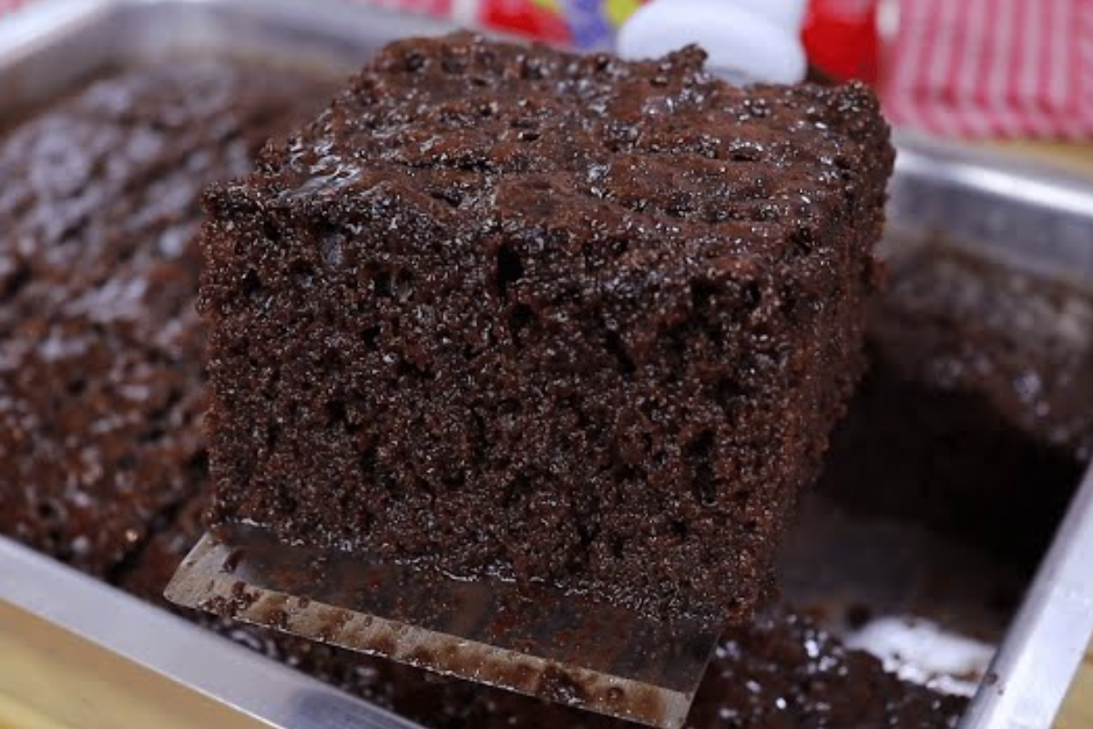 Bolo de chocolate cremoso com massa fofinha