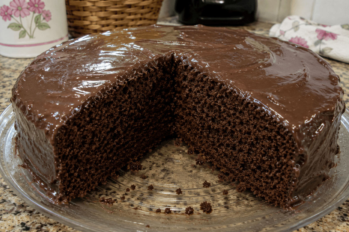 Bolo de chocolate de liquidificador com massa perfeita é uma receita prática