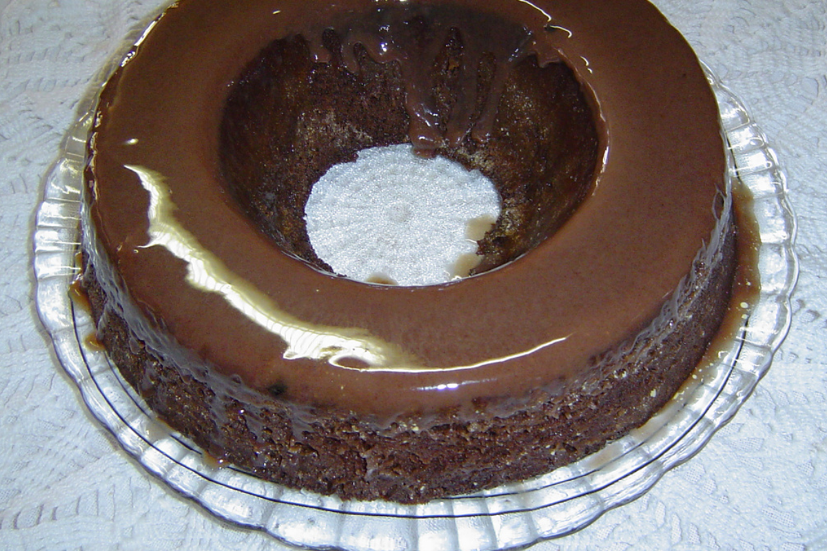Bolo de chocolate de microondas com calda mágica