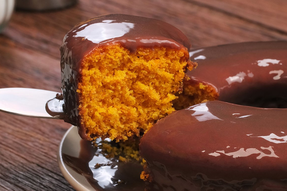 Bolo de chocolate e calda de chocolate com cobertura