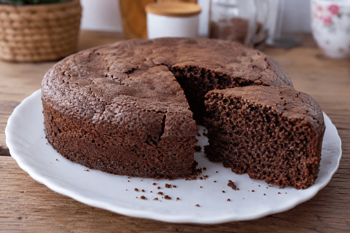 Bolo de chocolate fácil e rápido sem batedeira é uma receita prática