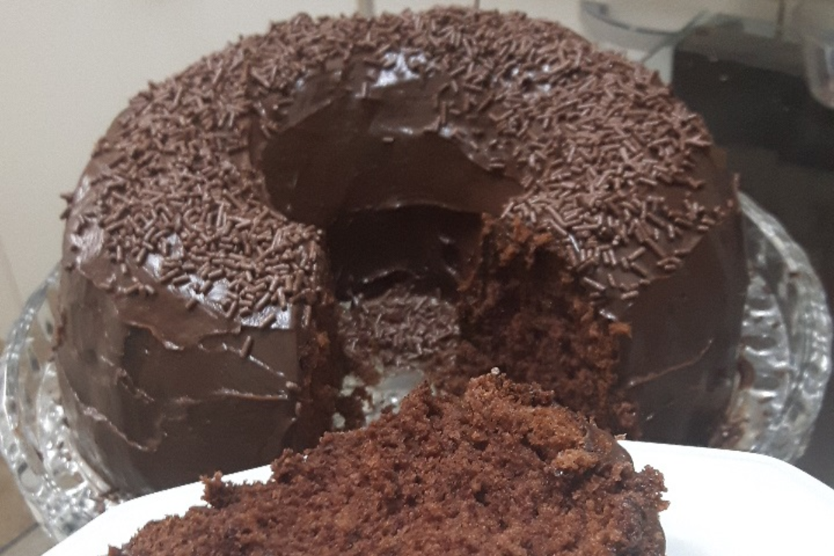 Bolo de chocolate fácil e rápido sem batedeira