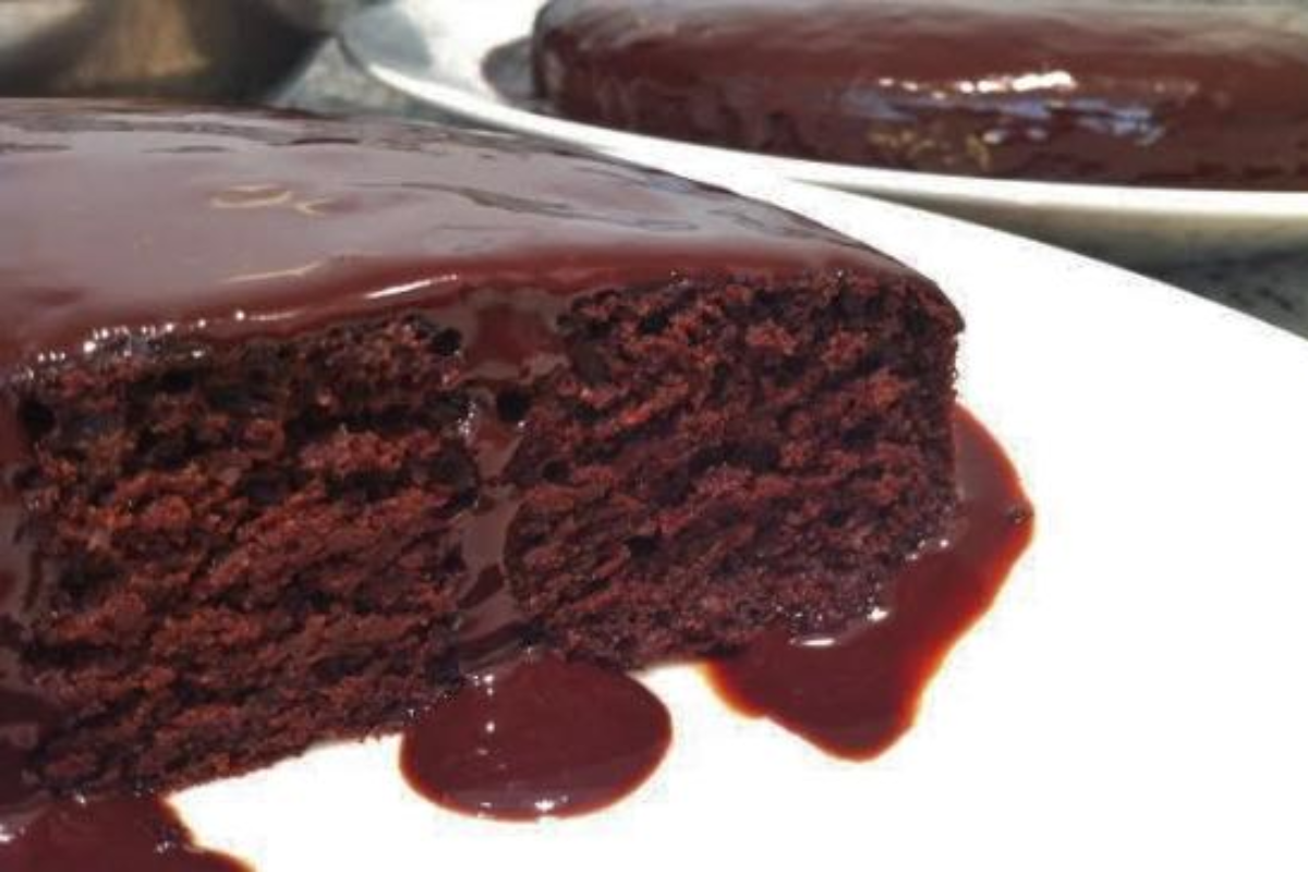 Bolo de chocolate integral com cobertura