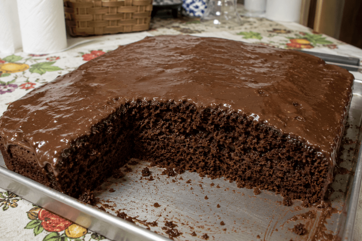 Bolo de chocolate molhadinho com massa úmida é uma receita macia