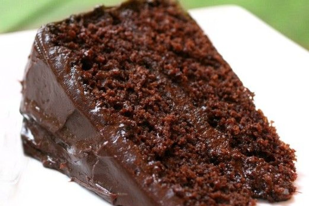 Bolo de chocolate molhadinho com massa úmida