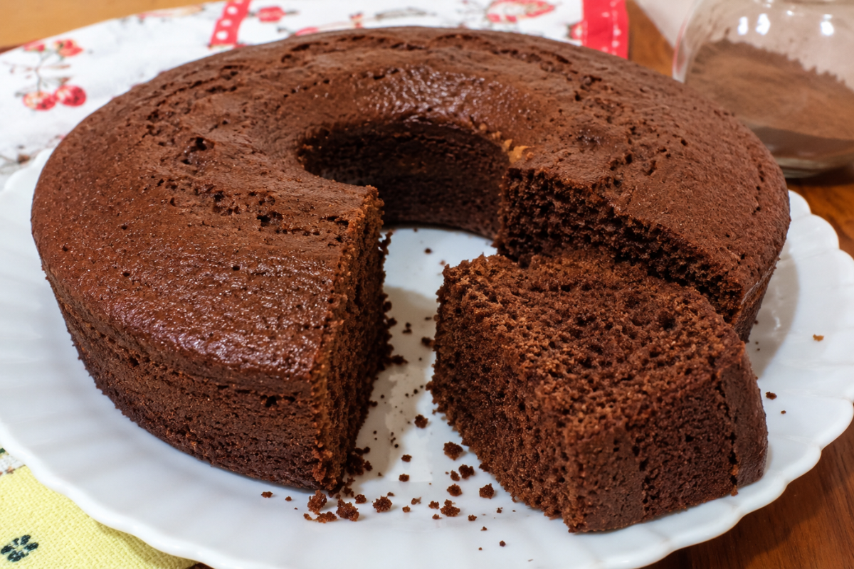 Bolo de chocolate perfeito de liquidificador é uma receita prática