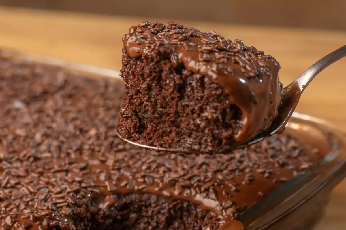Bolo de chocolate simples com massa fofinha e irresistível