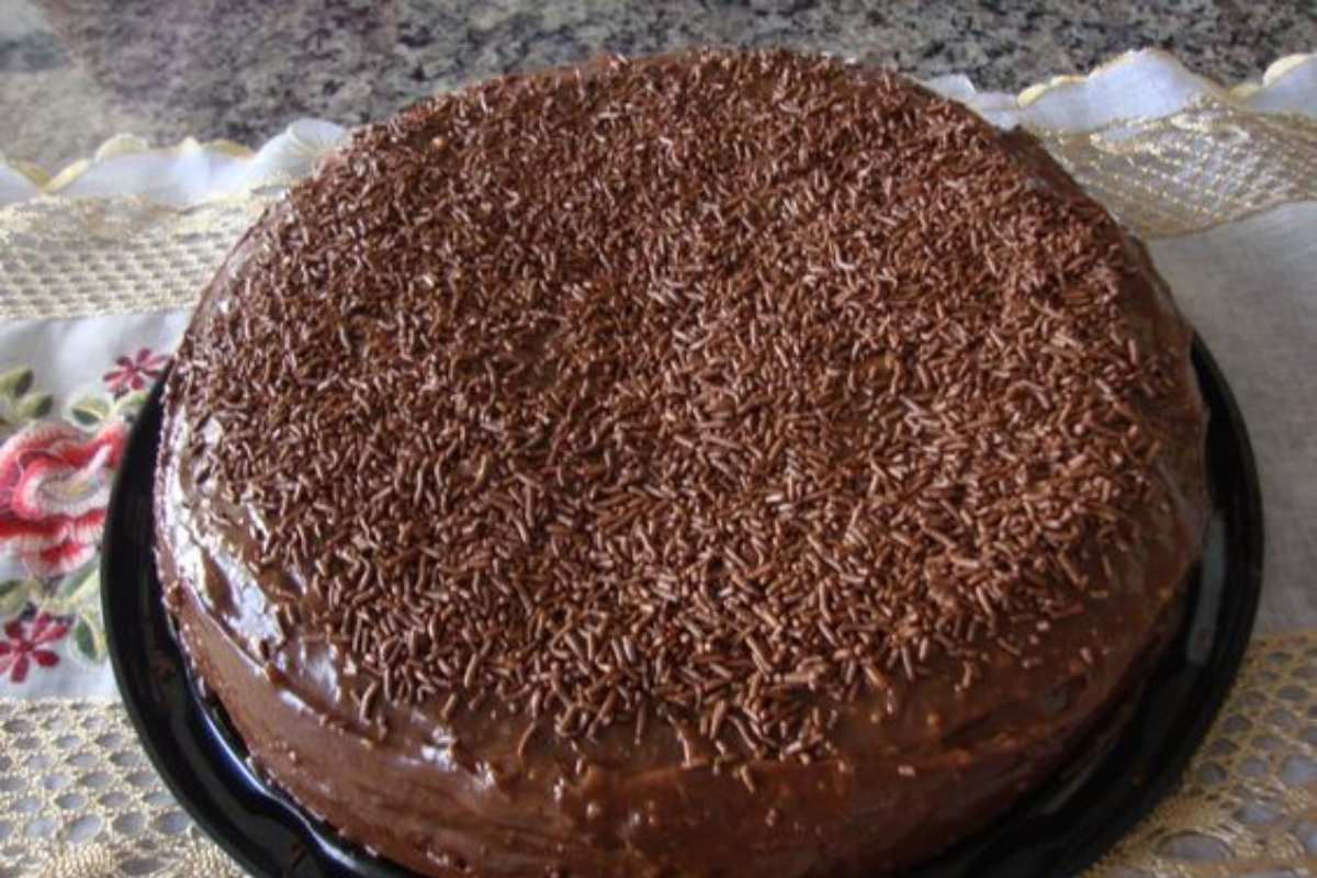 Bolo de iogurte e creme de avelã com massa úmida