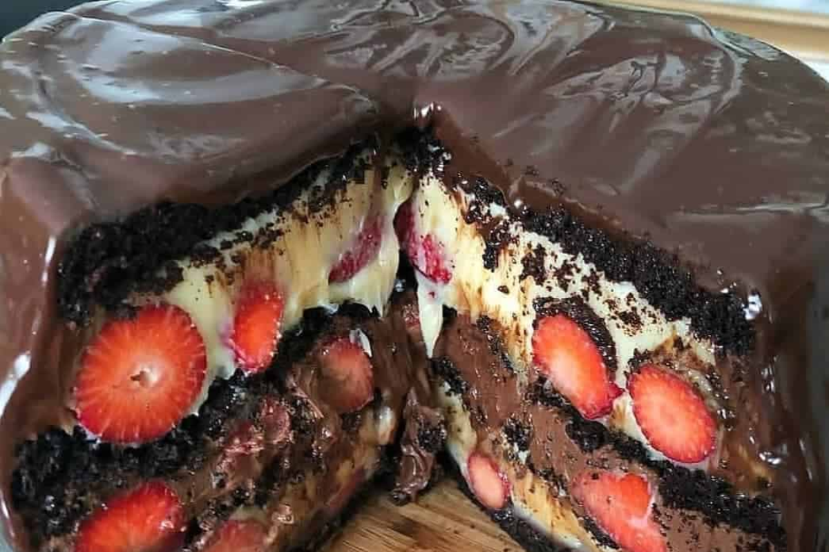 Bolo de morango e chocolate profissional