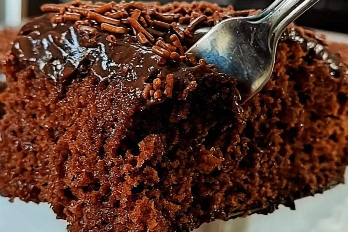 Bolo fácil de chocolate no liquidificador receita prática