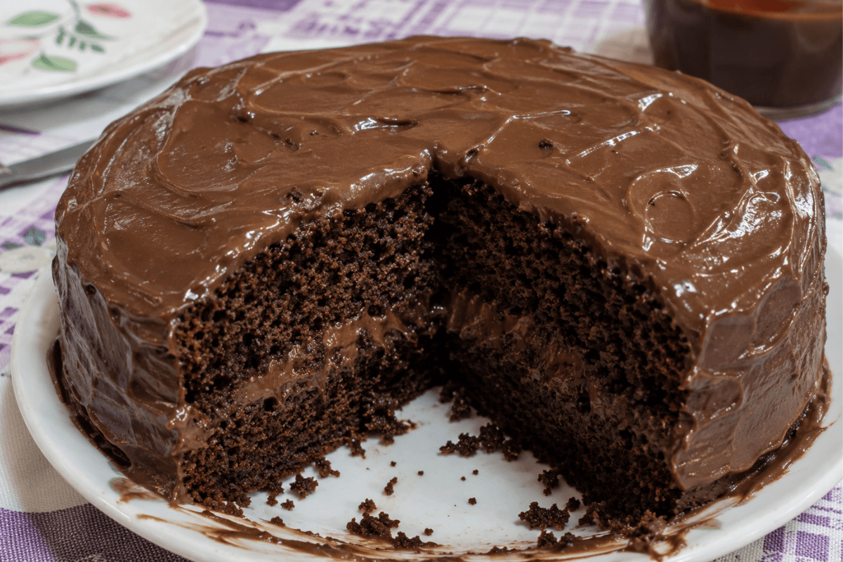 Bolo fofo de chocolate com cobertura cremosa é uma receita macia,
