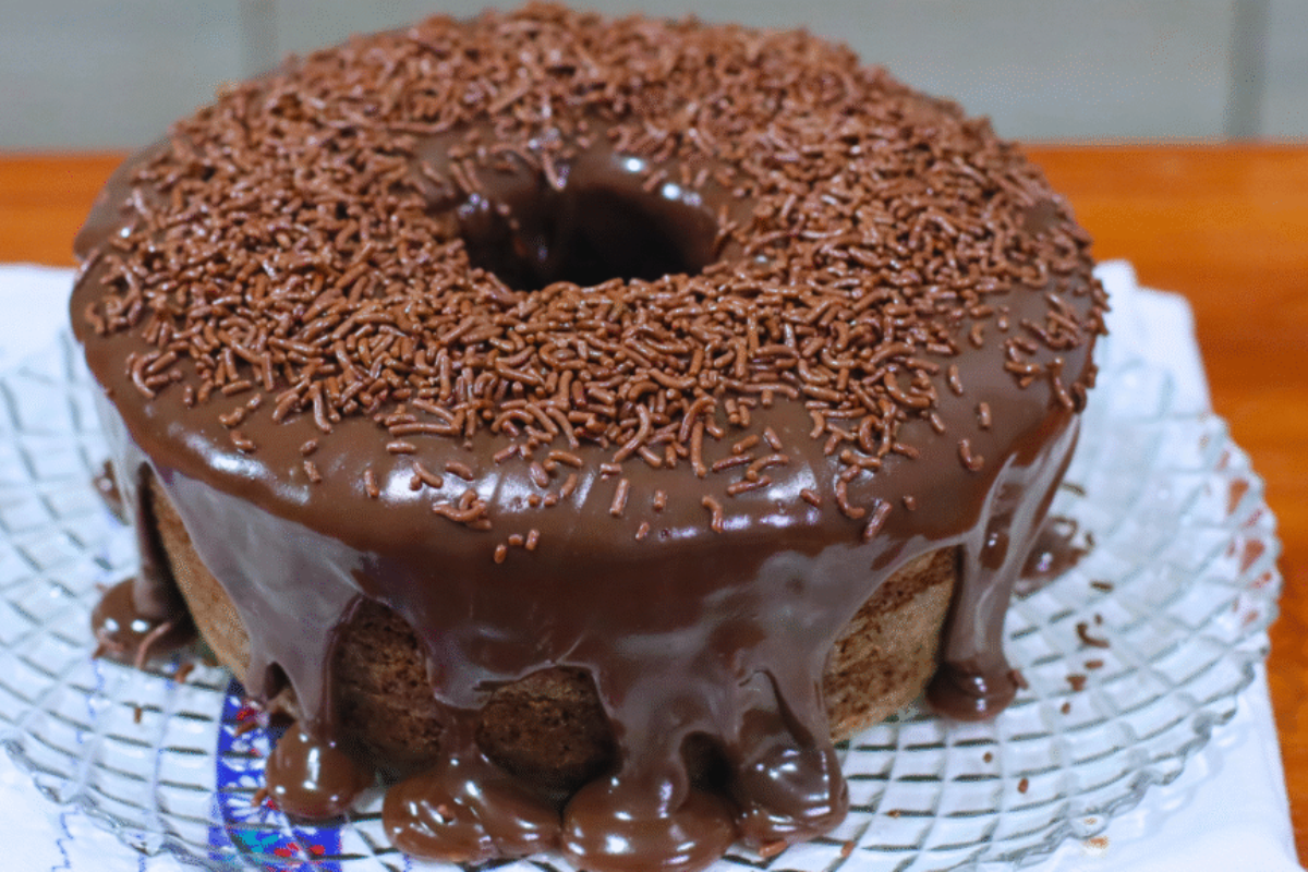 Bolo fofo de chocolate com cobertura cremosa