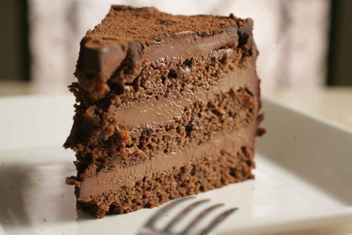 Bolo mousse de chocolate aerado com massa leve