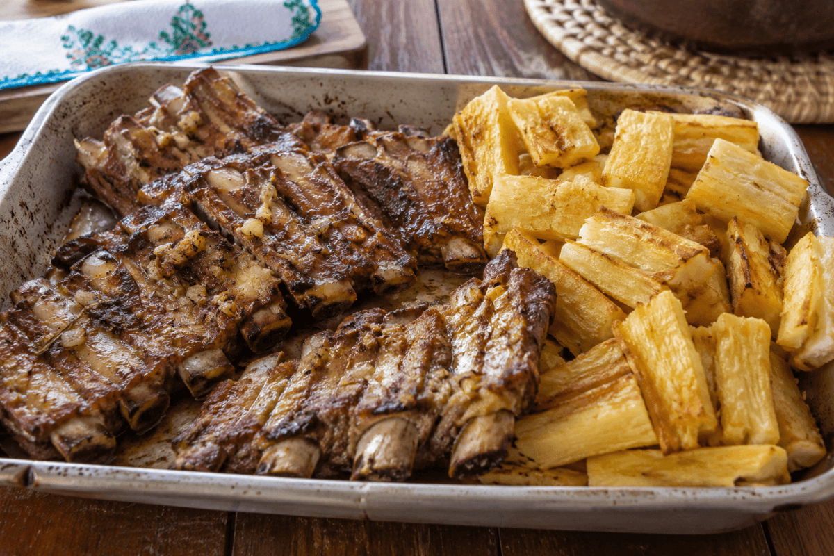 Costelinha Assada com Aipim é uma receita saborosa