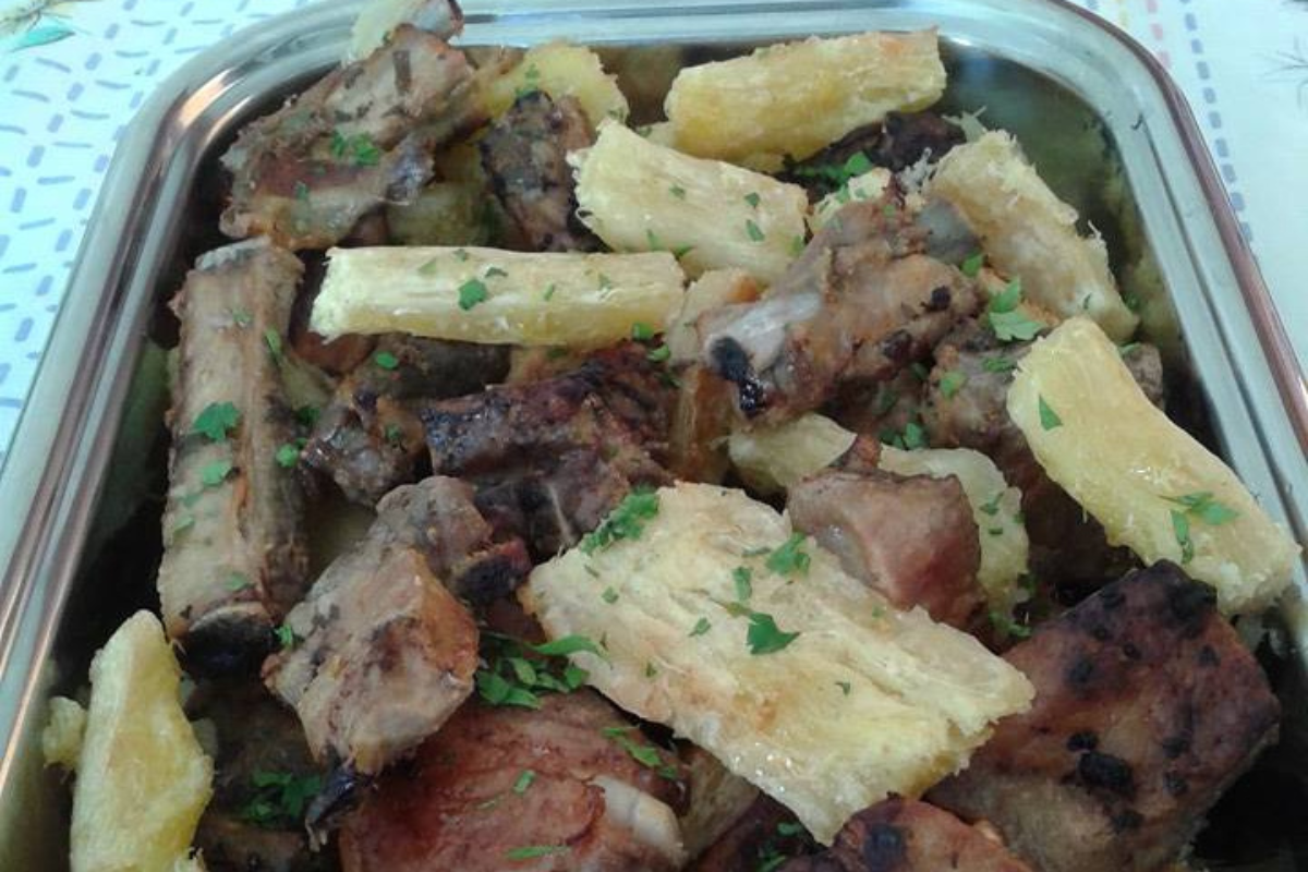 Costelinha Assada com Aipim
