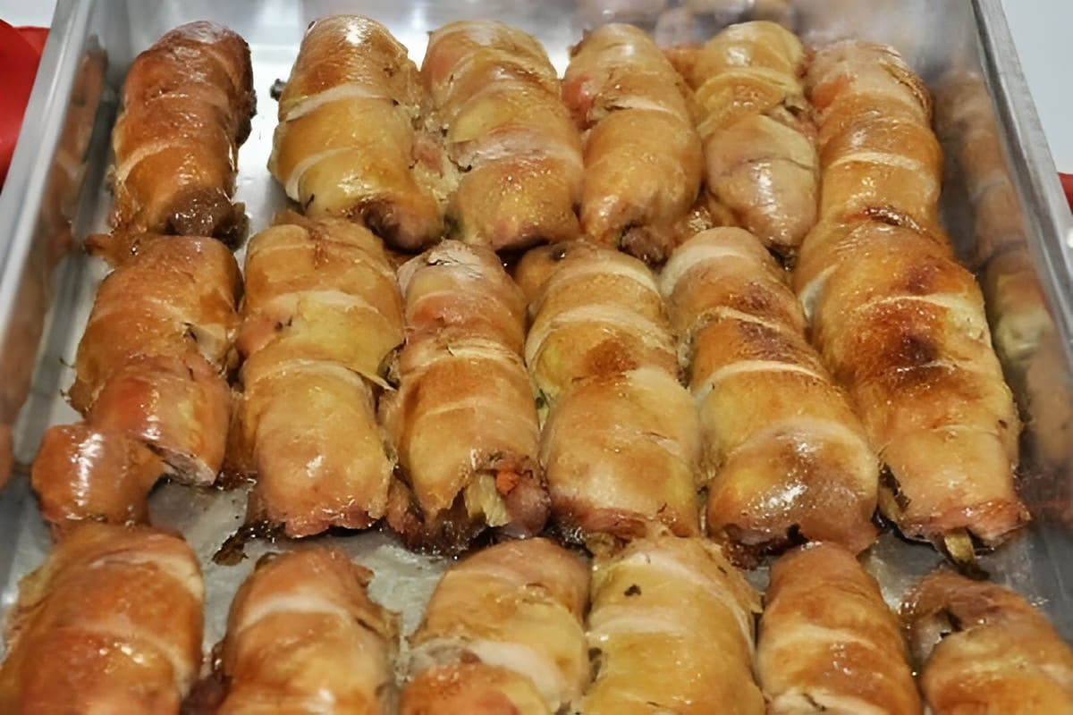 Filé de Frango a Rolê com Cenoura, Bacon e Pimentão