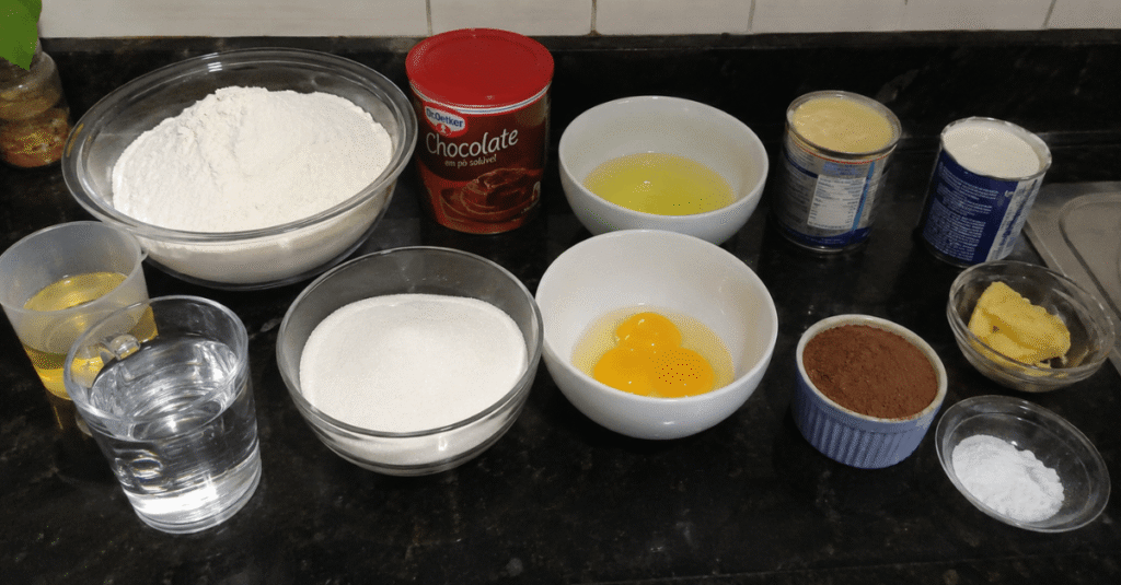 Ingredientes da receita de Bolo fofo de chocolate com cobertura cremosa